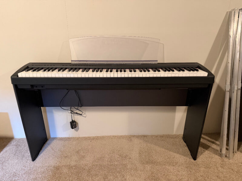 Yamaha P-95B Digital Piano with stand