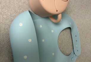 mushie おやつケース、シリコンビブ