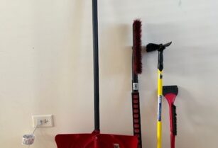 スノーショベルとスノーブラシ&スクレーパー(3本)