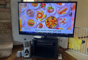 シャープ 60 インチTV 売ります。