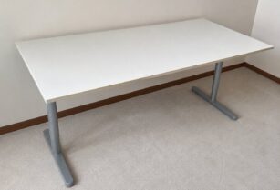 IKEA 机  売ります。