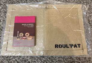 ベーグルのレシピ本と生地がくっつきにくいロールパット