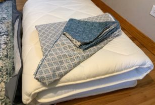 取引中　　ニトリ　日本からの敷ふとん　二つ
