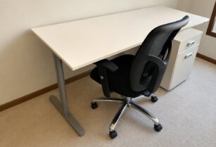 IKEA 机、 引き出し、 事務椅子 売ります。