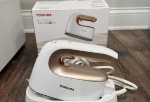 TOSHIBA コードレス衣類スチーマー TAS-X5