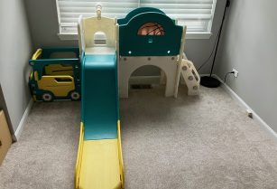 バス型の幼児向け遊具（すべり台付き）