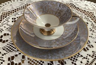 ドイツのビンテージ　Teacup, Saucer and Plate